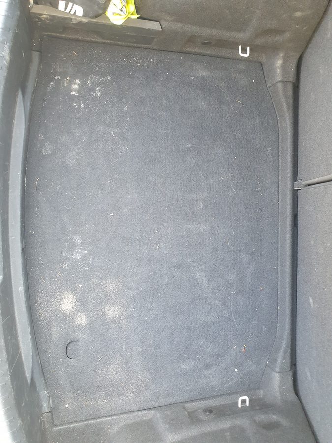 Avant nettoyage - coffre Seat Leon