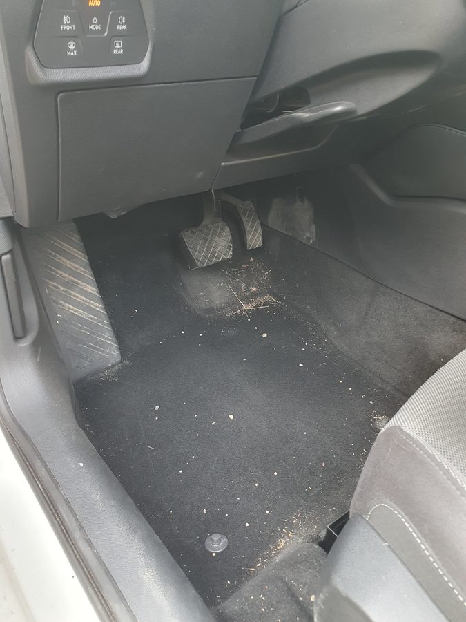 Avant nettoyage - plancher avant Seat Leon